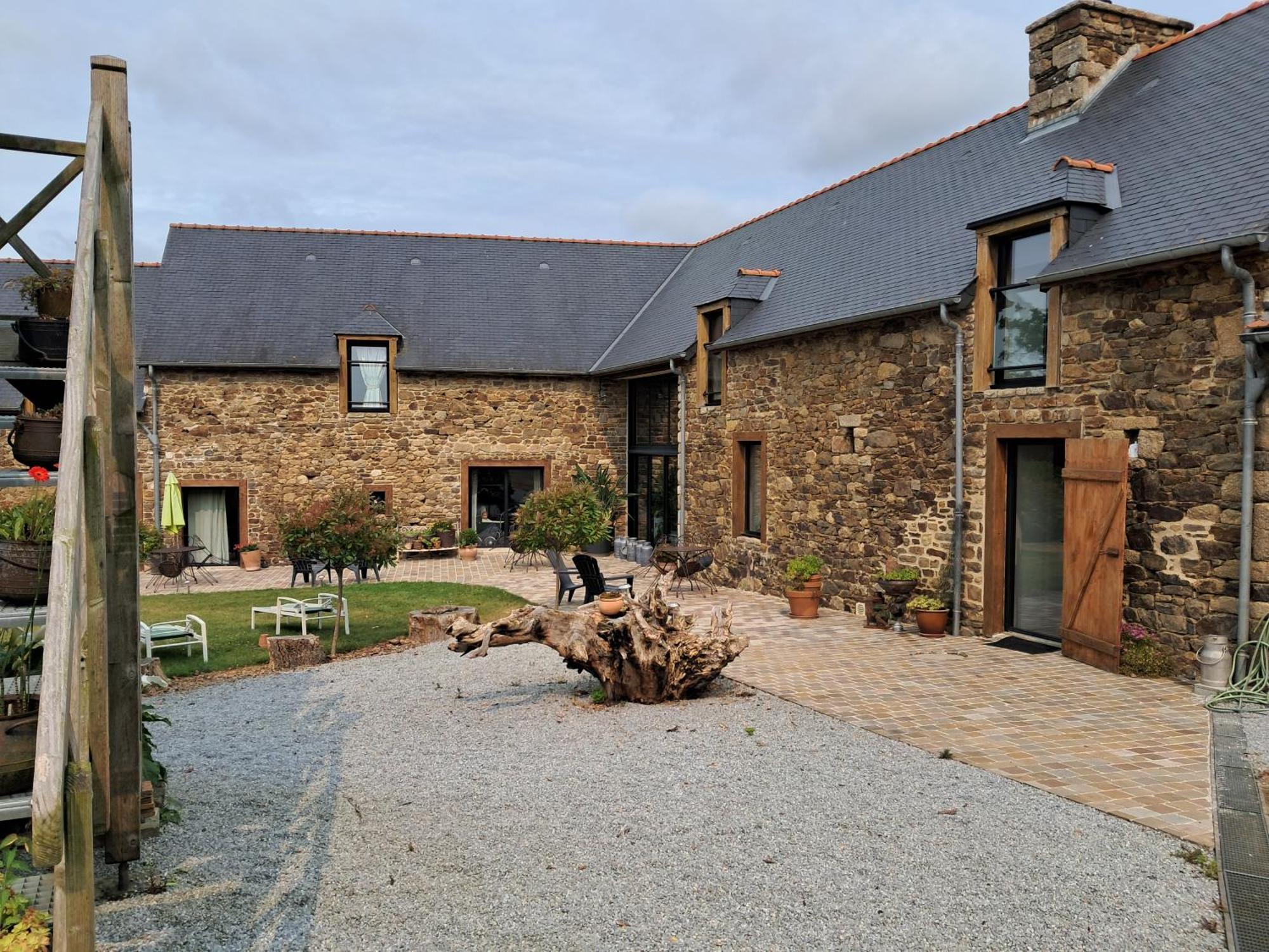 Aux Greniers A Reves Bed & Breakfast Plestan Exterior photo